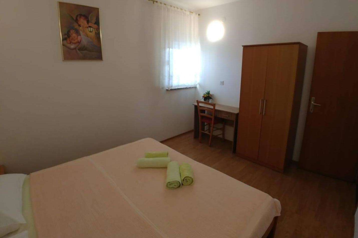 Apartments With A Parking Space Kornic, Krk - 5306 Rom bilde